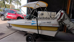 Tecno 445 medio parabrisas con Evinrude Etec 60 modelo 2015.